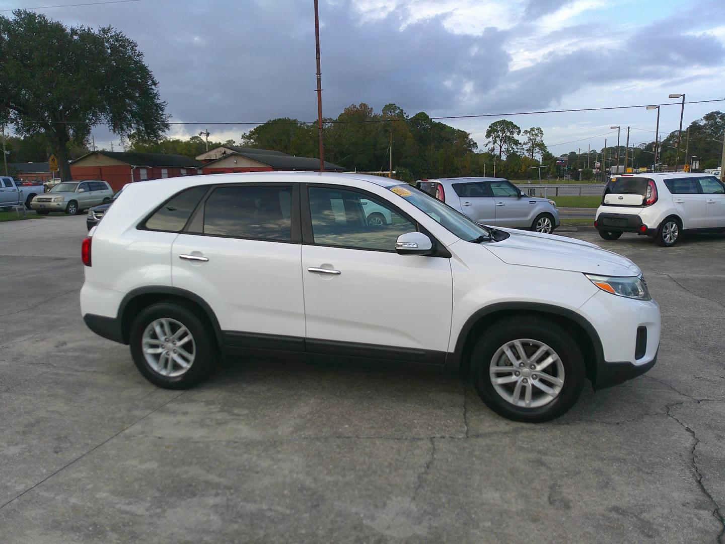 2015 WHITE KIA SORENTO LX (5XYKT3A6XFG) , located at 1200 Cassat Avenue, Jacksonville, FL, 32205, (904) 695-1885, 30.302404, -81.731033 - Photo#2